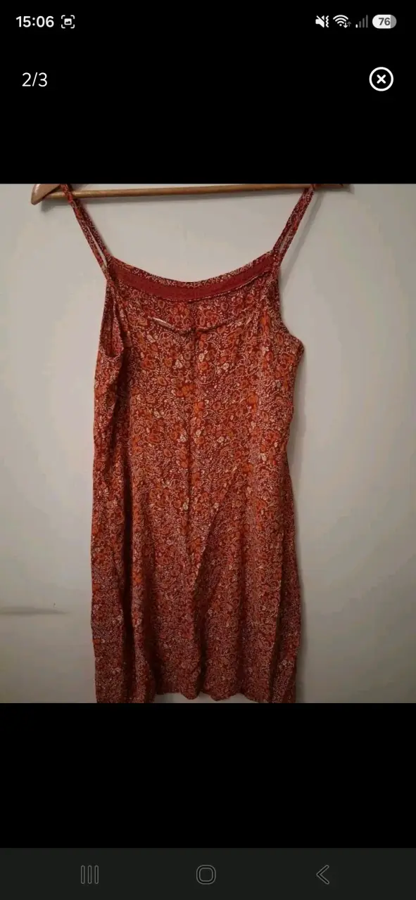 Vestido veraniego rojo con estampado floral - 2