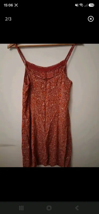 Vestido veraniego rojo con estampado floral - miniatura 2