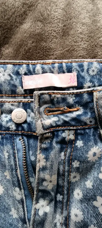 Jeans de mujer con estampado floral - miniatura 2
