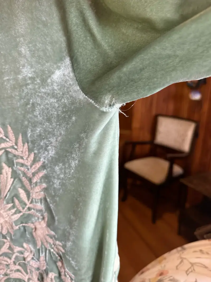 Kimono de terciopelo verde con bordado floral - 2