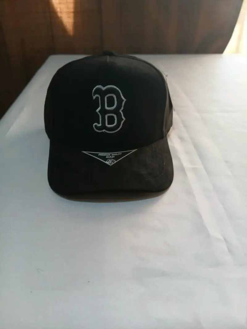 Gorra de béisbol negra con letra B bordada