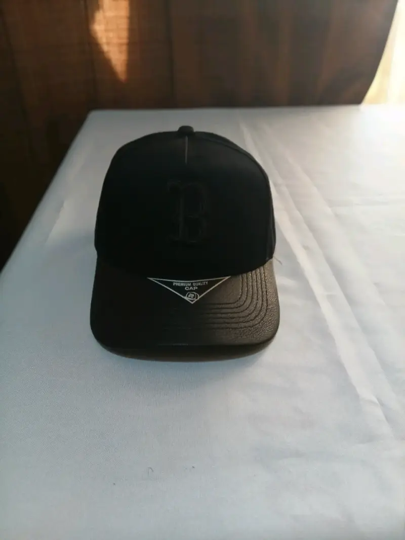 Gorra de béisbol negra con letra B bordada - 3