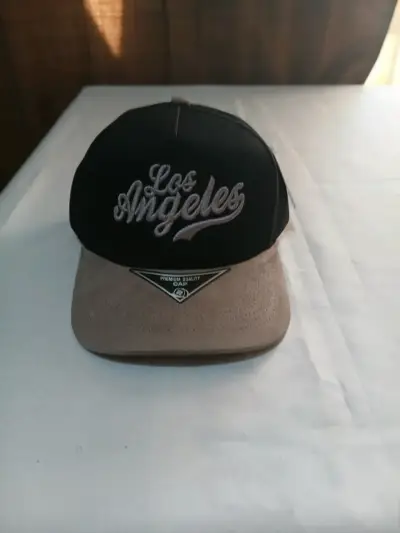Gorra de béisbol negra con letra B bordada - miniatura 4
