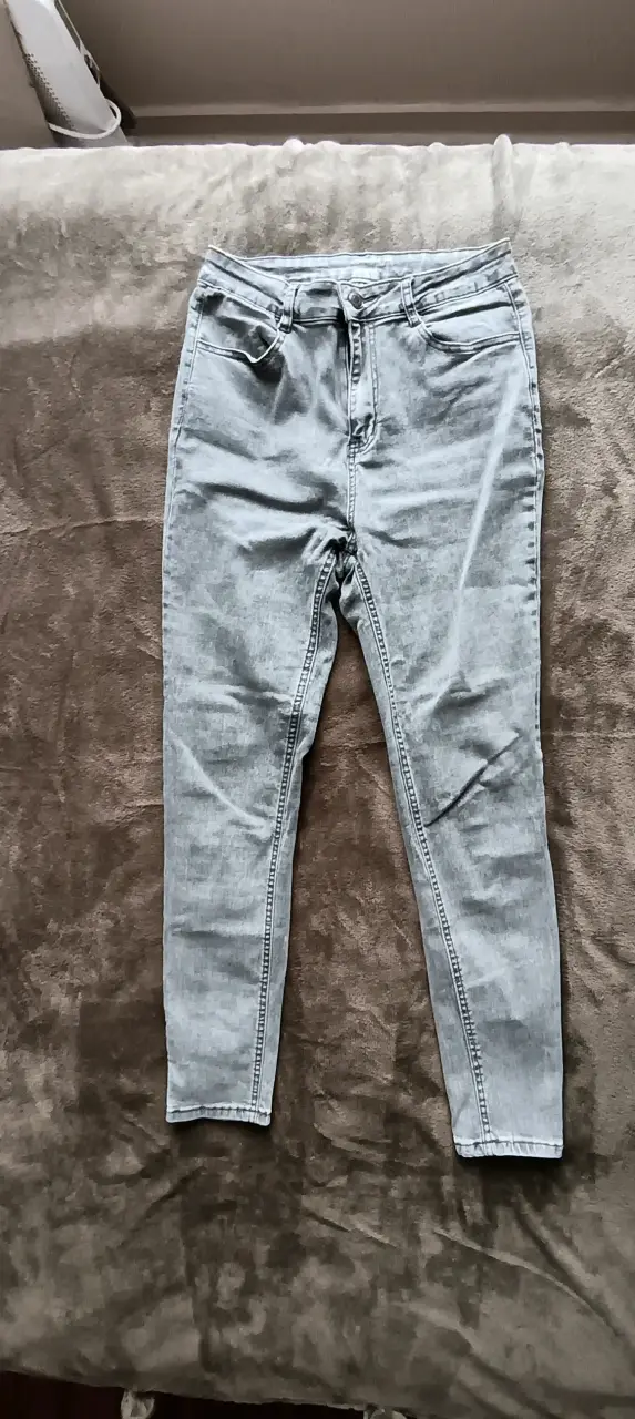 Jeans de mezclilla gris claro para mujer