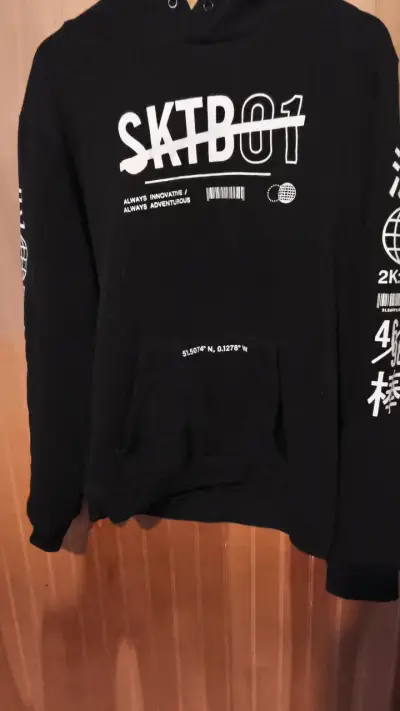 Polerón negro con diseño gráfico SKTB01 - miniatura 1