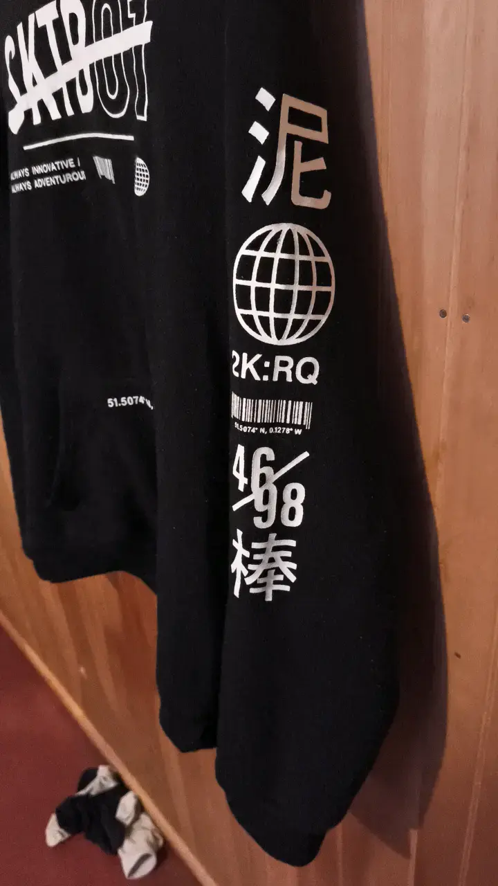 Polerón negro con diseño gráfico SKTB01 - 2