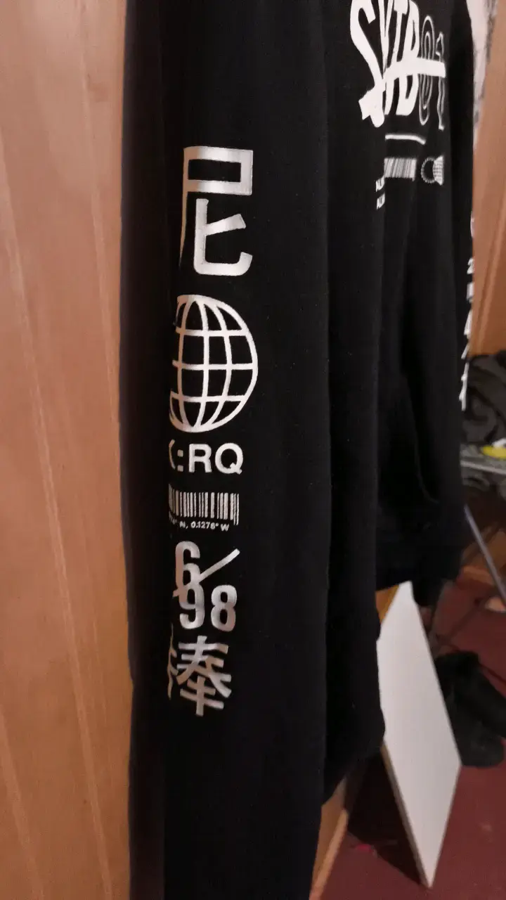 Polerón negro con diseño gráfico SKTB01 - 3