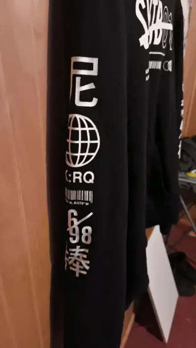 Polerón negro con diseño gráfico SKTB01 - miniatura 3