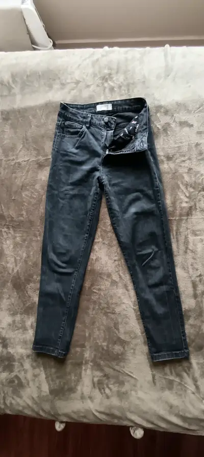 Jeans ajustados negros para mujer - miniatura 1