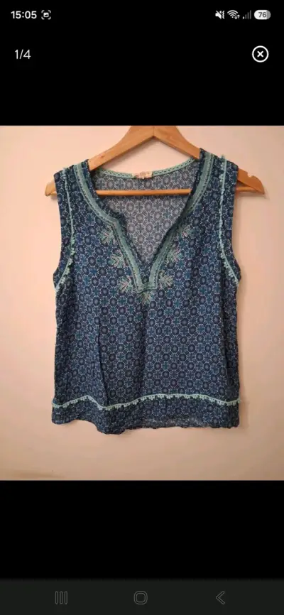 Blusa sin mangas azul con estampado floral - miniatura 1