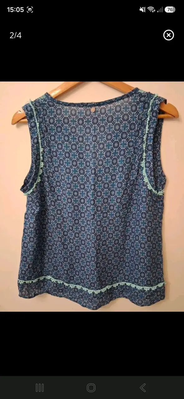 Blusa sin mangas azul con estampado floral - 2