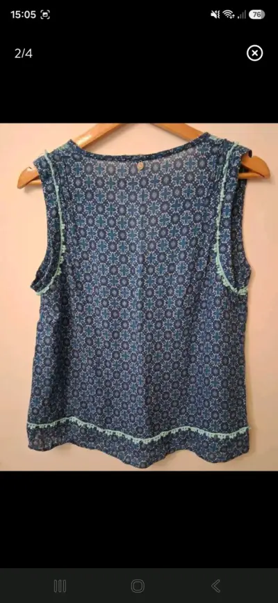 Blusa sin mangas azul con estampado floral - miniatura 2