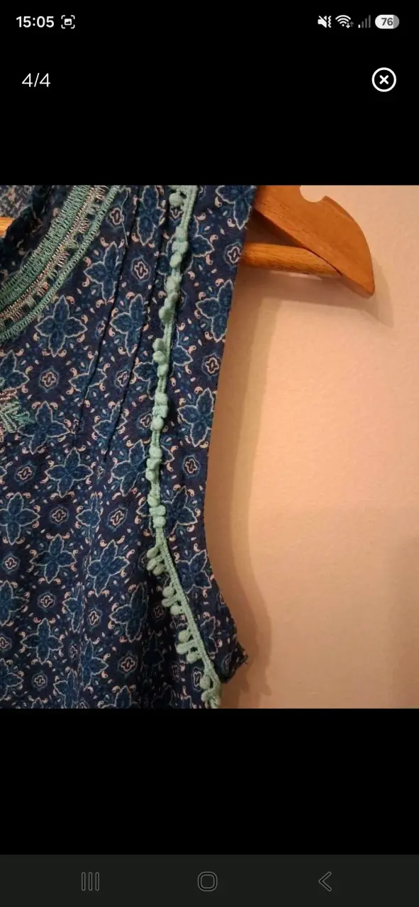 Blusa sin mangas azul con estampado floral - 4