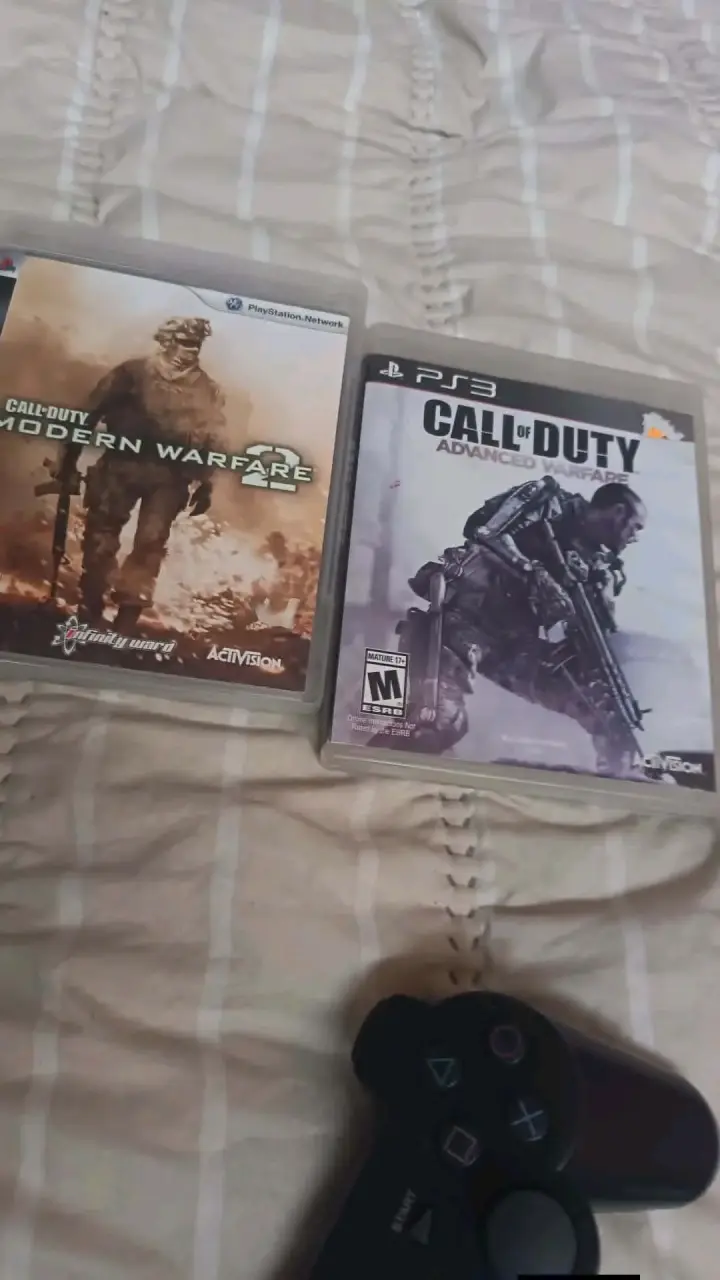 Consola PS3 con dos controles y juegos Call of Duty - 3