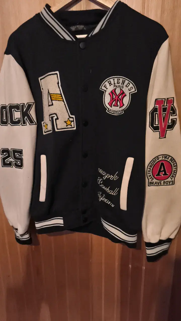 Chaqueta varsity Diyana negra con parches