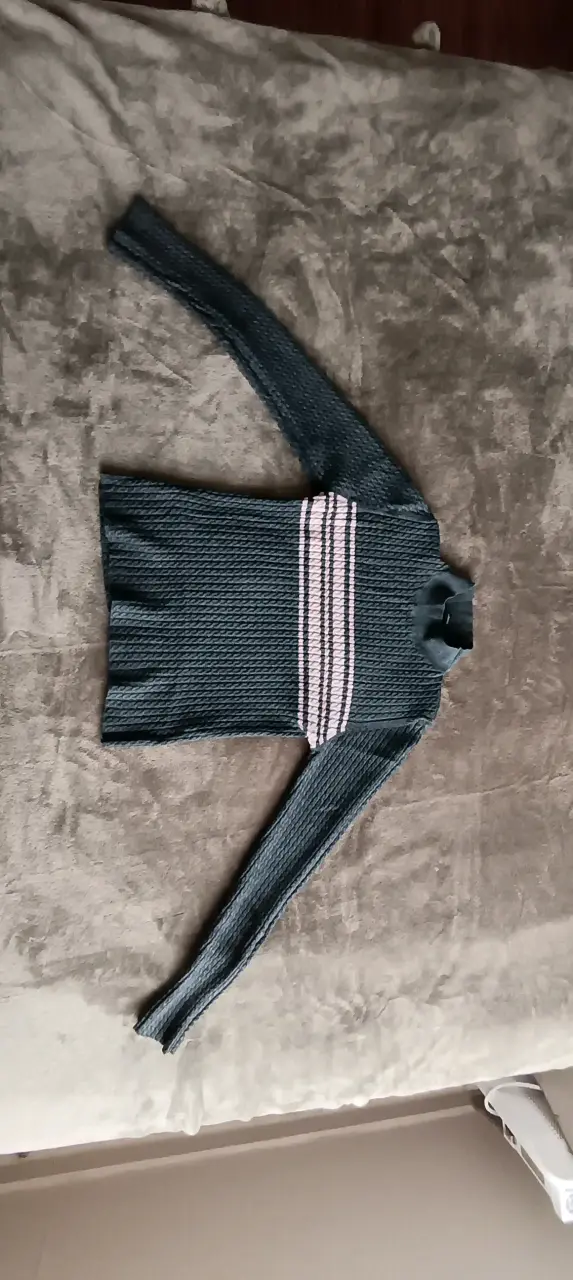 Suéter de punto gris con rayas rosa paido