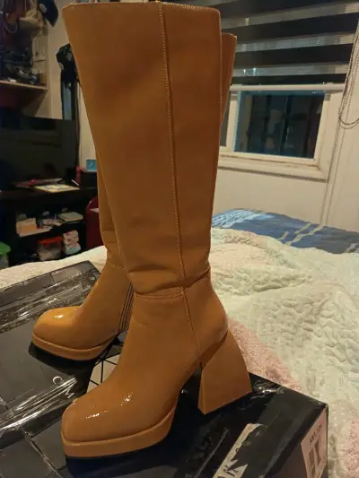 Botas altas de cuero sintético color arena - miniatura 1
