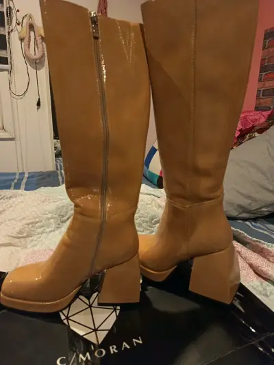 Botas altas de cuero sintético color arena - miniatura 2