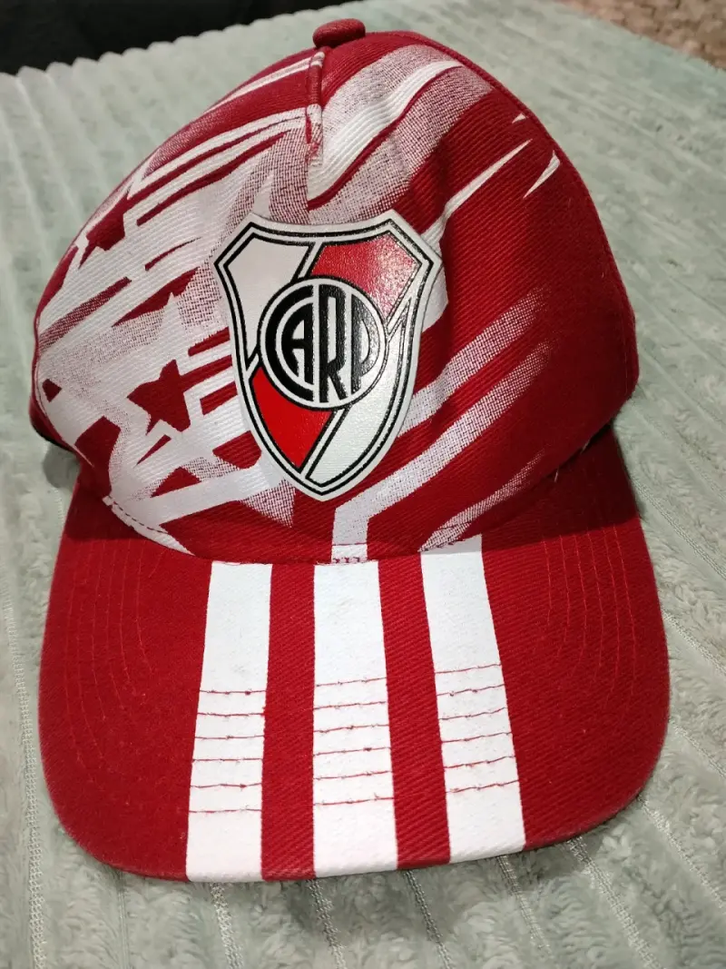Gorra roja con logo de River Plate