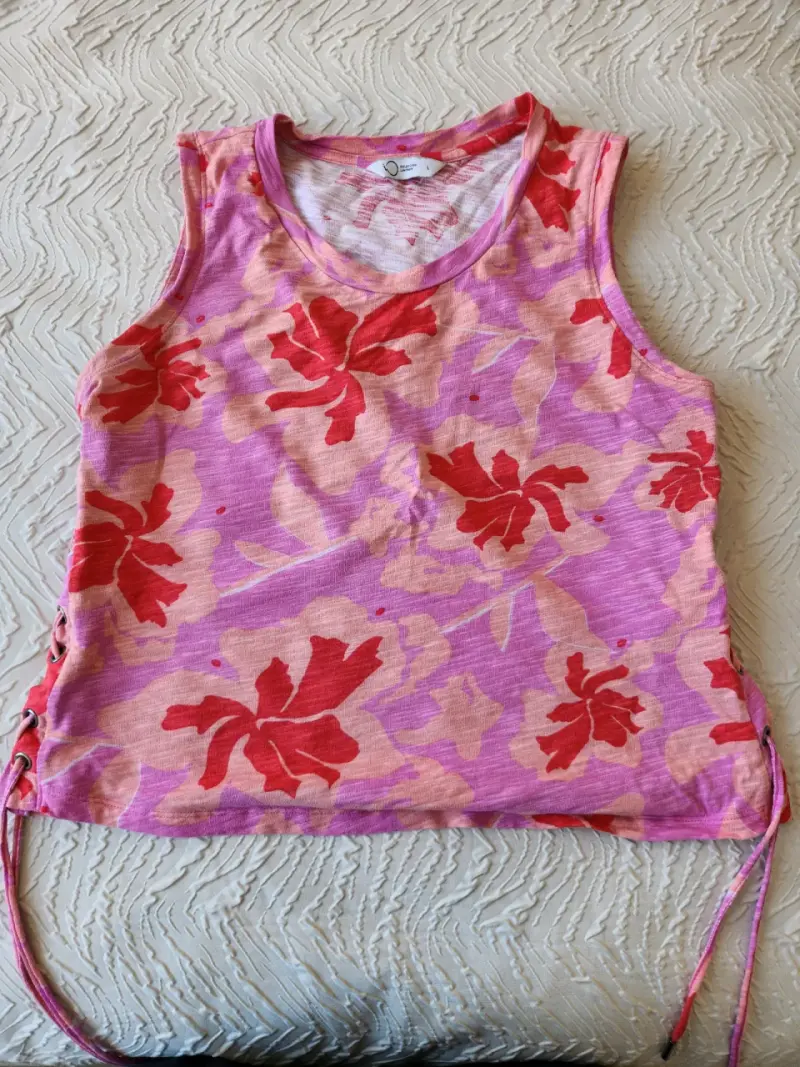 Polera iO sin mangas estampada floral rosada