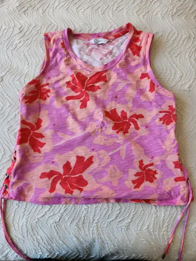 Polera iO sin mangas estampada floral rosada - miniatura 1