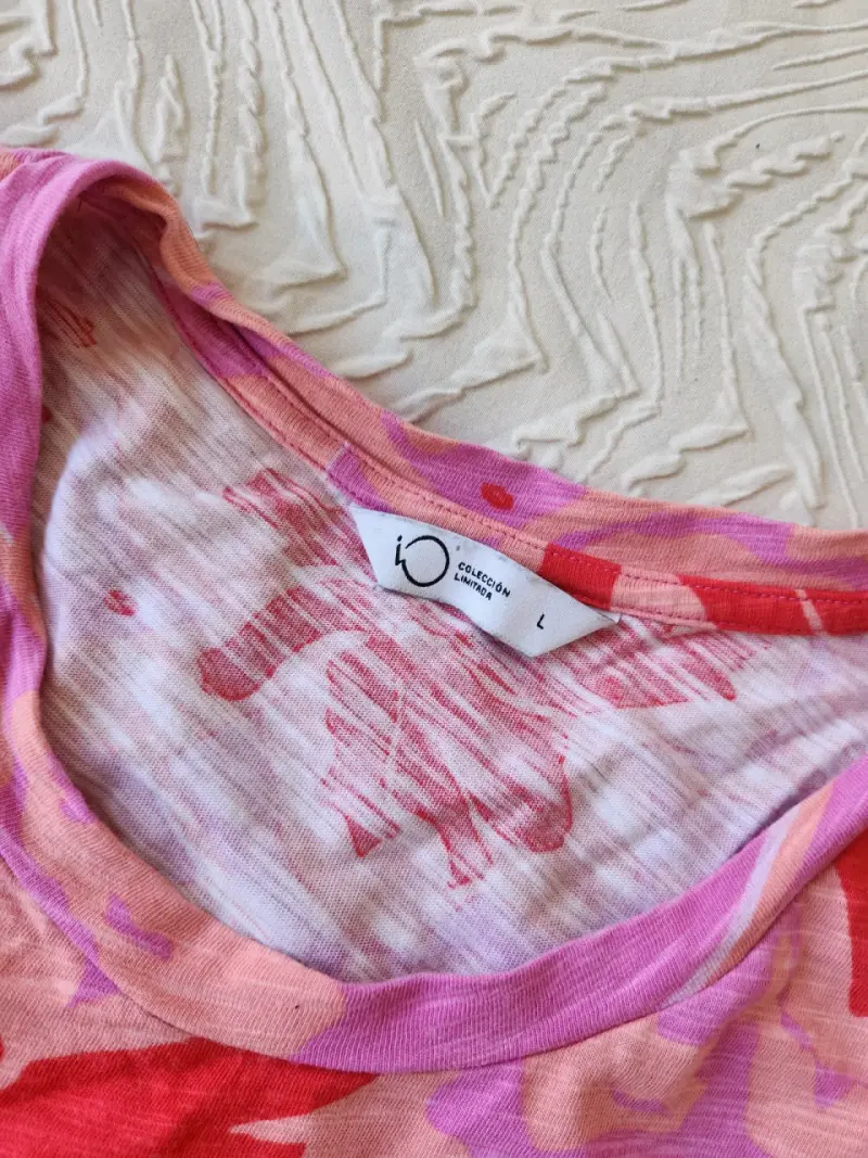 Polera iO sin mangas estampada floral rosada - 2