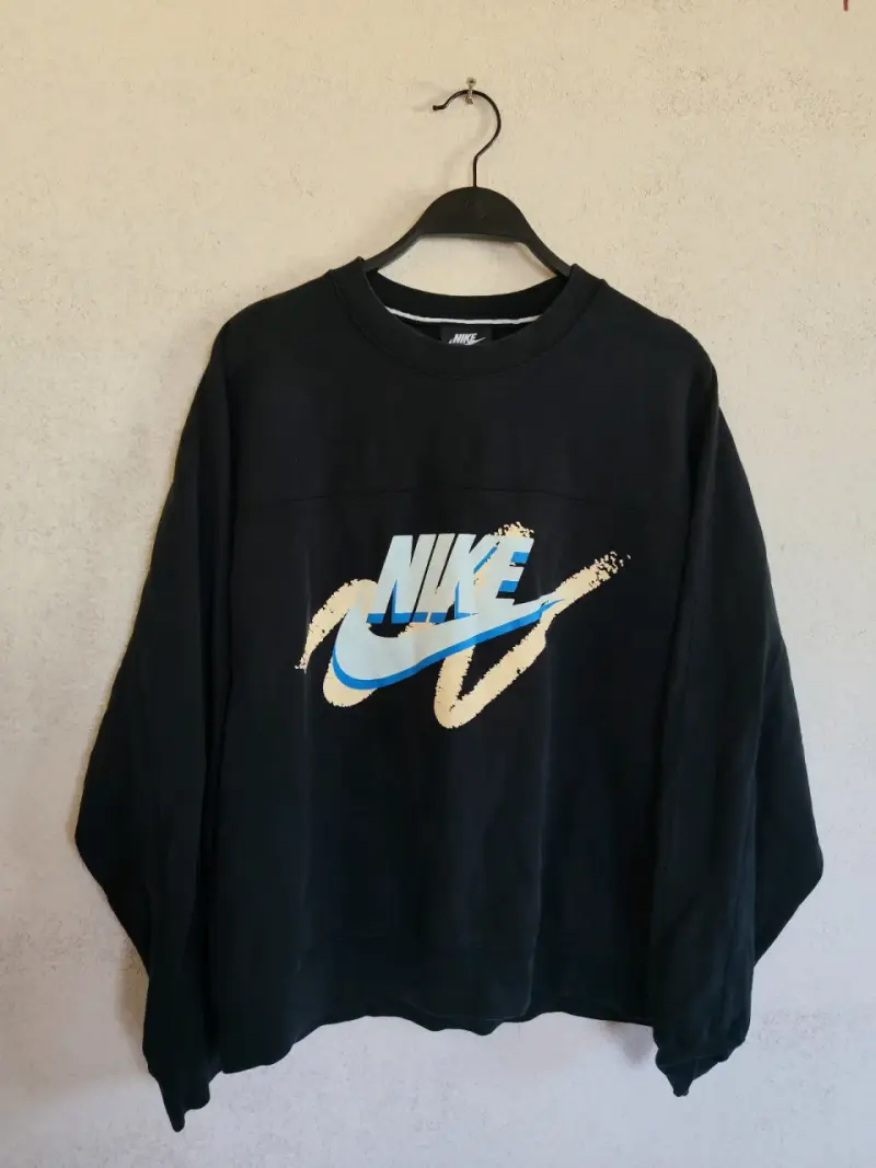 Polerón Nike negro con logo estampado