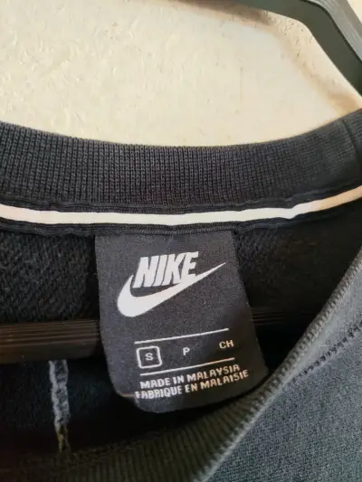 Polerón Nike negro con logo estampado - miniatura 2