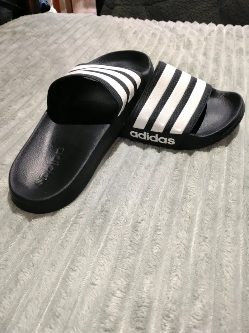 Sandalias Adidas negras con rayas blancas