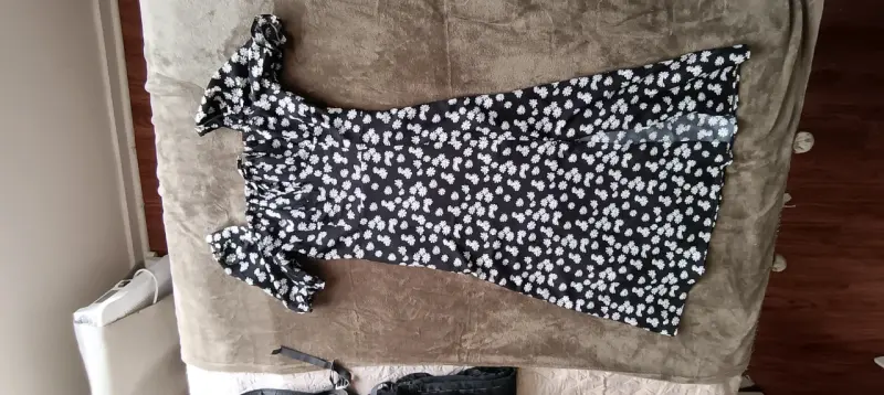 Vestido negro con estampado floral