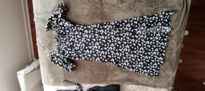 Vestido negro con estampado floral - miniatura 1
