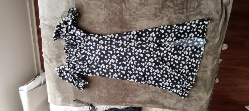 Vestido negro con estampado floral - 2