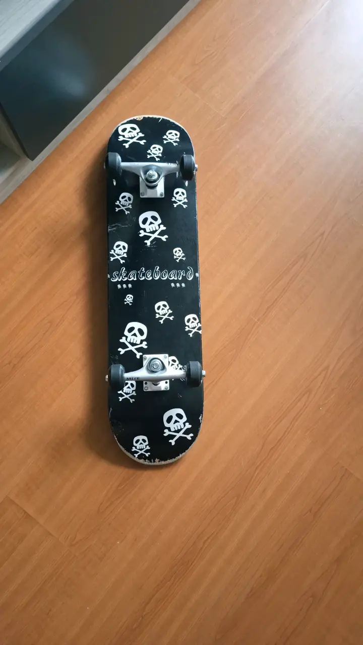 Skateboard con diseño de calaveras y llave T - 2