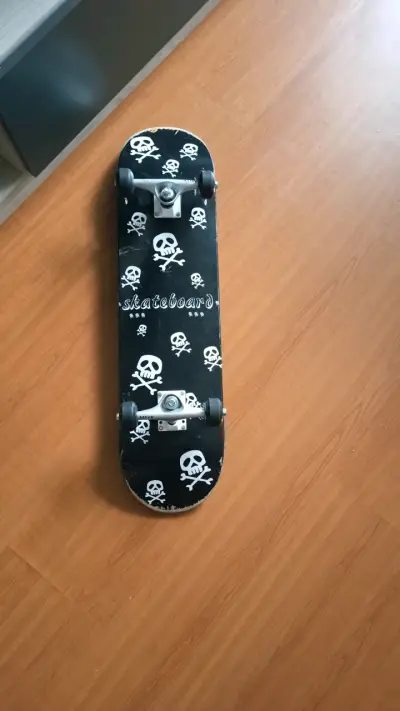 Skateboard con diseño de calaveras y llave T - miniatura 2