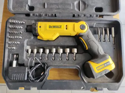 Destornillador Inalámbrico DeWalt con Accesorios - miniatura 2