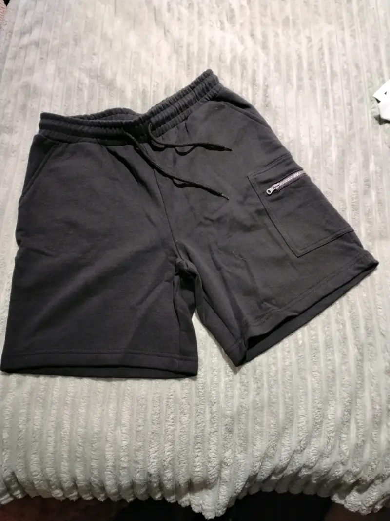 Shorts deportivos gris oscuro con bolsillo