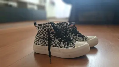 Zapatillas altas con diseño ajedrez blanco y negro - miniatura 1