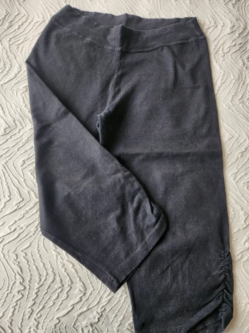 Leggings negros para mujer con detalle fruncido
