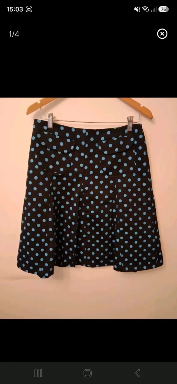 Falda negra con lunares celestes