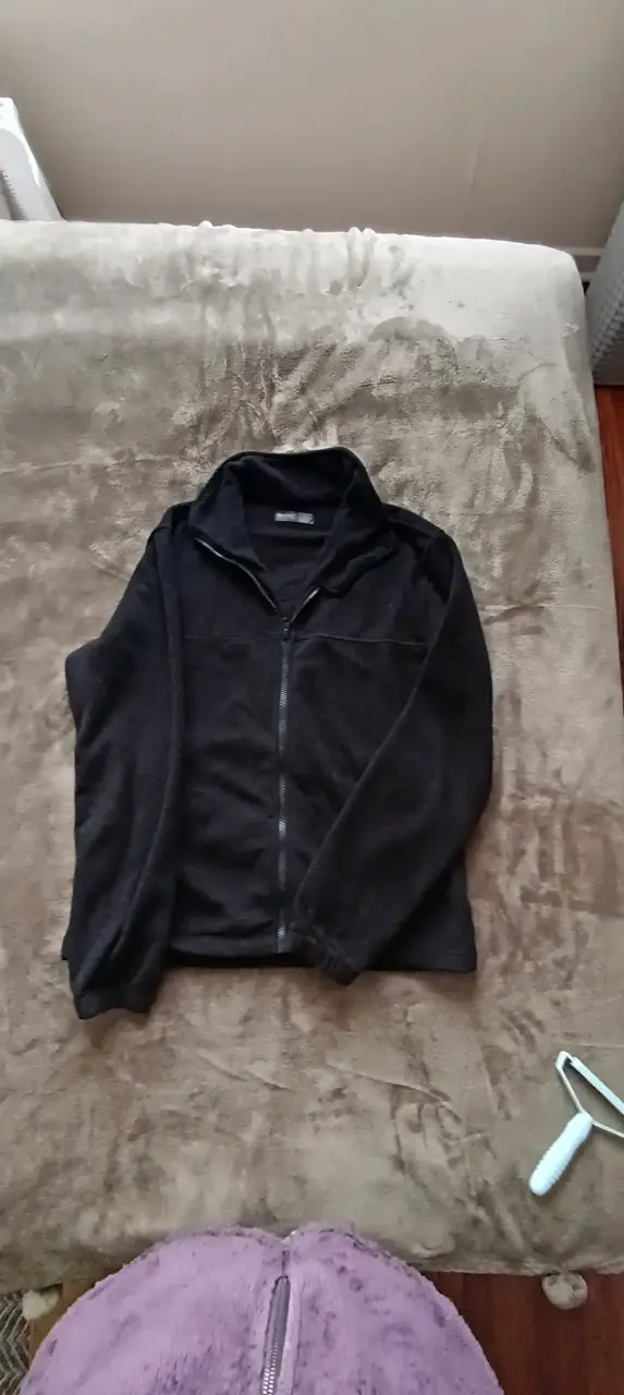 Chaqueta polar negra con cierre
