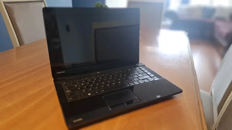 Laptop Toshiba negra en buen estado - 1