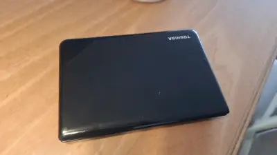 Laptop Toshiba negra en buen estado - miniatura 2