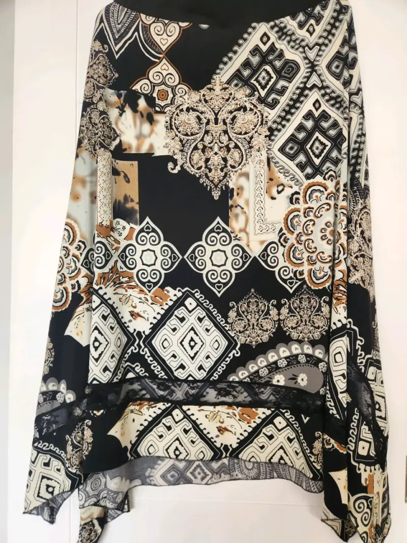 Falda estampada bohemia en tonos negros y beige