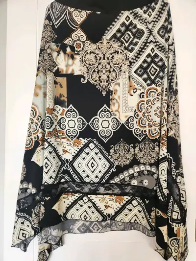 Falda estampada bohemia en tonos negros y beige - miniatura 1