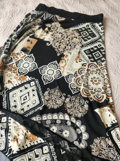 Falda estampada bohemia en tonos negros y beige - miniatura 2