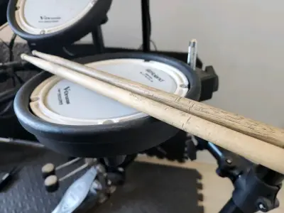 Batería Electrónica Roland V-Drums con Pedal Tama - miniatura 1