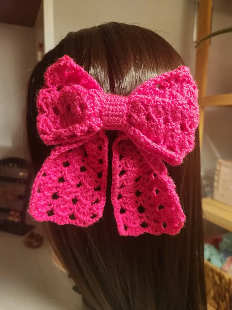 Lazo de crochet rosa para el cabello
