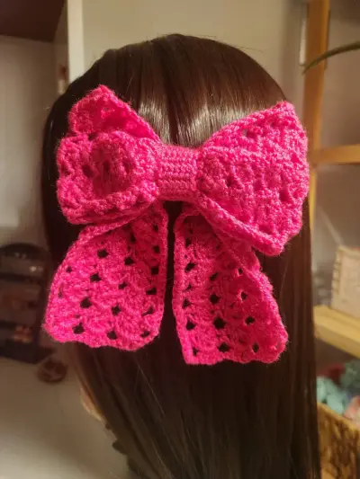 Lazo de crochet rosa para el cabello - miniatura 1