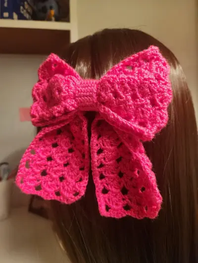 Lazo de crochet rosa para el cabello - miniatura 2