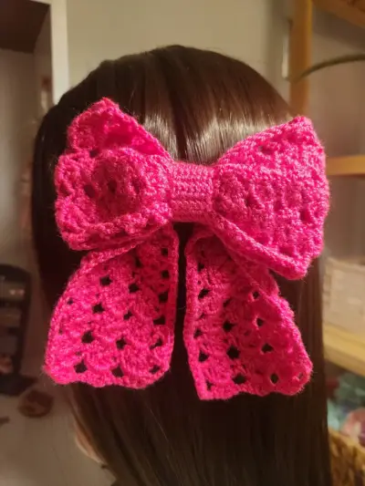 Lazo de crochet rosa para el cabello - miniatura 4
